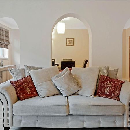 Elegant & Unique Getaway - Spacious 3 Bedroom, 2 Bathroom City Centre Apartment - Free Allocated Parking. Единбург Екстериор снимка