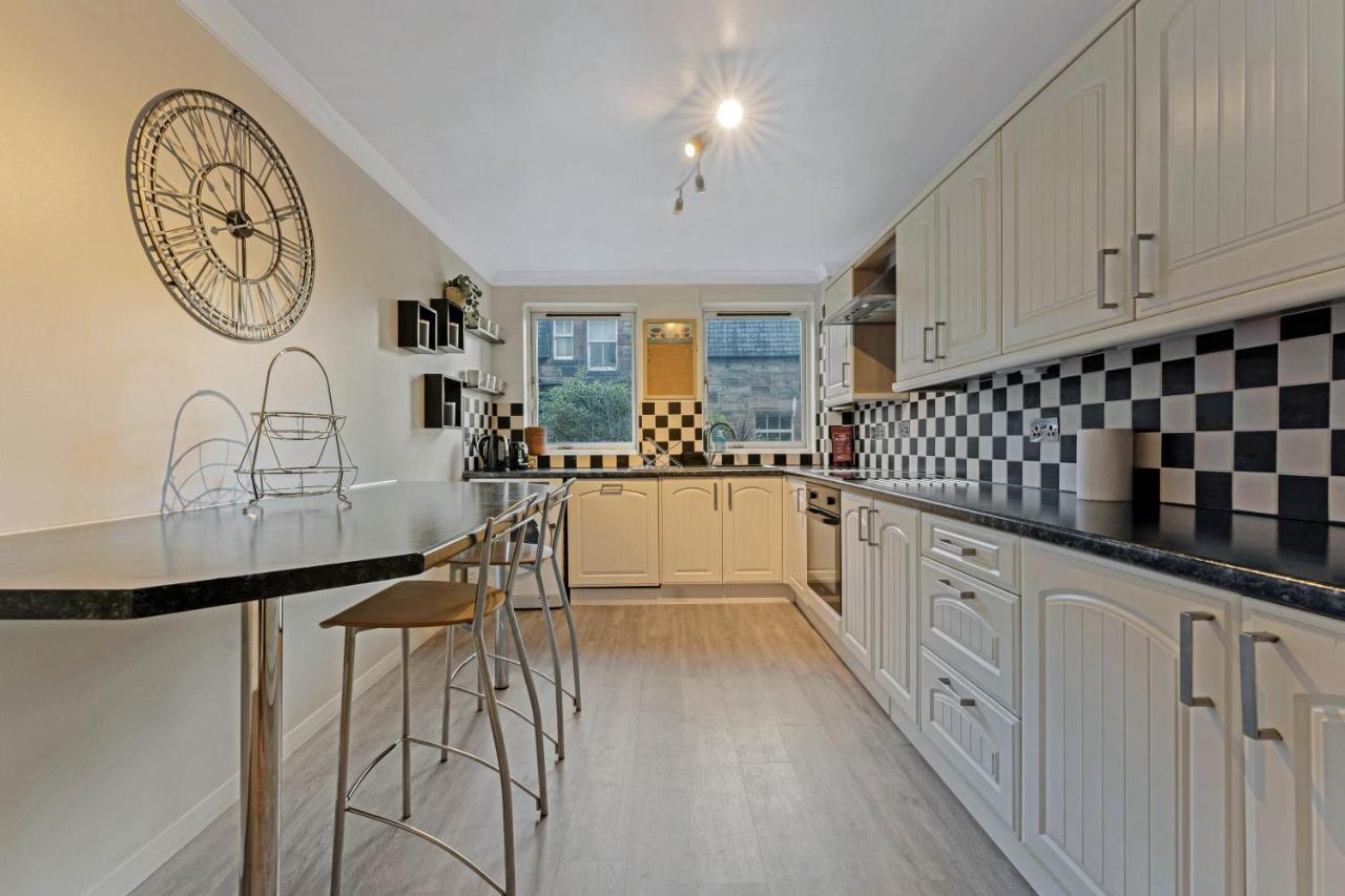 Elegant & Unique Getaway - Spacious 3 Bedroom, 2 Bathroom City Centre Apartment - Free Allocated Parking. Единбург Екстериор снимка