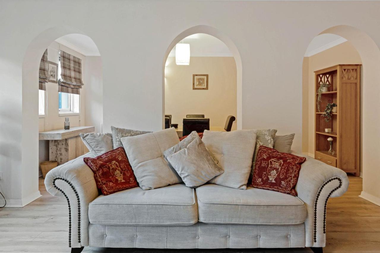 Elegant & Unique Getaway - Spacious 3 Bedroom, 2 Bathroom City Centre Apartment - Free Allocated Parking. Единбург Екстериор снимка