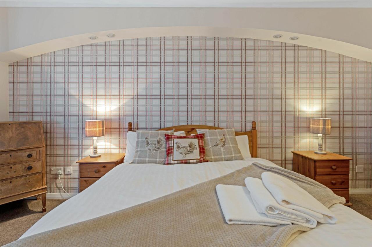 Elegant & Unique Getaway - Spacious 3 Bedroom, 2 Bathroom City Centre Apartment - Free Allocated Parking. Единбург Екстериор снимка