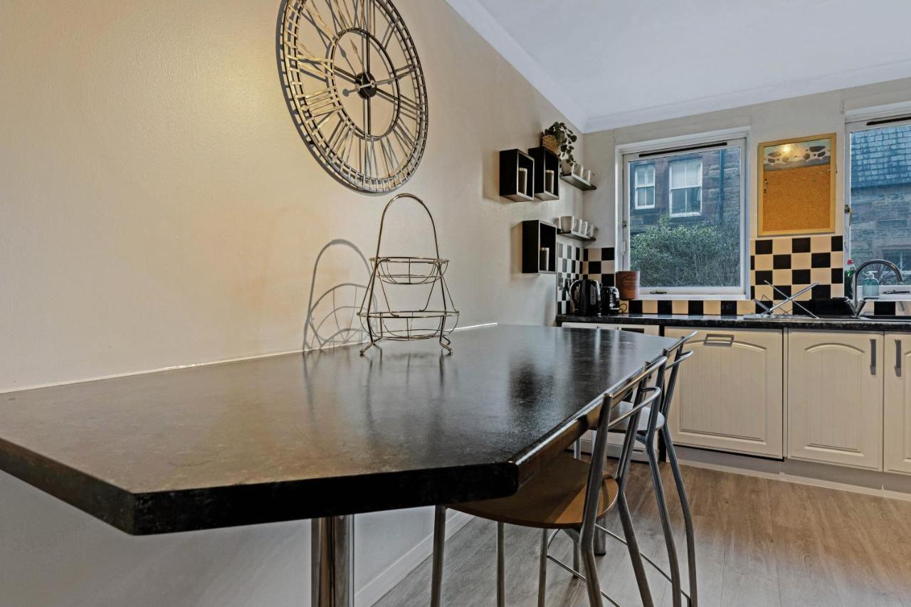 Elegant & Unique Getaway - Spacious 3 Bedroom, 2 Bathroom City Centre Apartment - Free Allocated Parking. Единбург Екстериор снимка