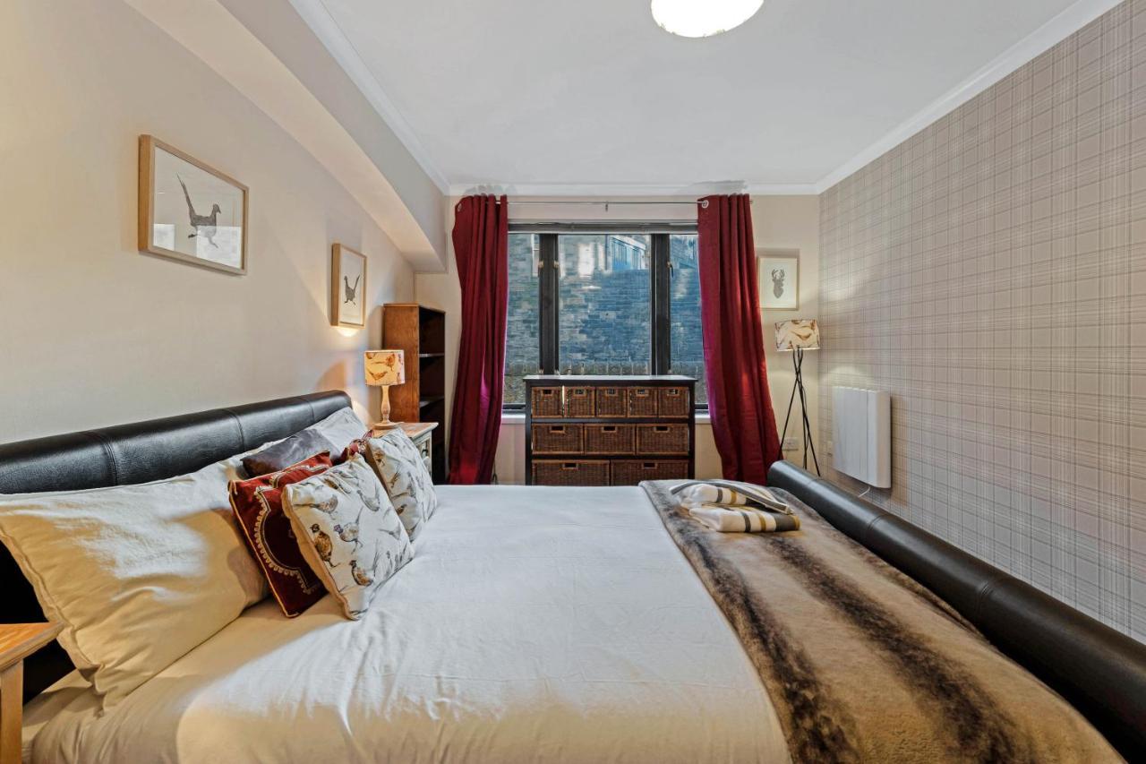 Elegant & Unique Getaway - Spacious 3 Bedroom, 2 Bathroom City Centre Apartment - Free Allocated Parking. Единбург Екстериор снимка